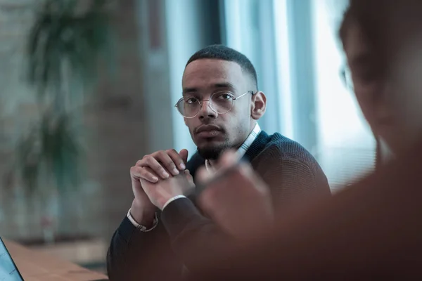 Équipe couronnée de succès. Groupe de jeunes gens d'affaires multiethniques travaillant et communiquant ensemble dans un bureau créatif. Concentration sélective — Photo