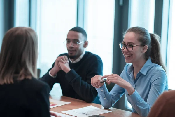 Succesvol team. Groep jonge multi-etnische zakenmensen die samenwerken en communiceren in creatief kantoor. Selectieve focus — Stockfoto