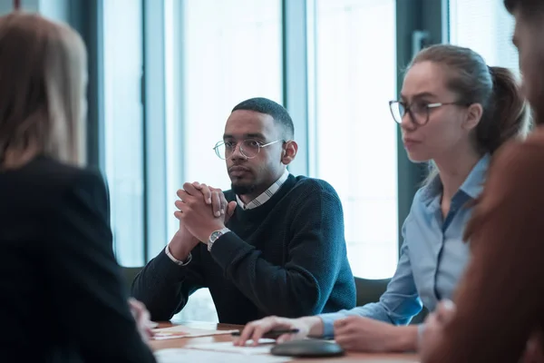 Erfolgreiches Team. Gruppe junger multiethnischer Geschäftsleute, die zusammen im kreativen Büro arbeiten und kommunizieren. Selektiver Fokus — Stockfoto