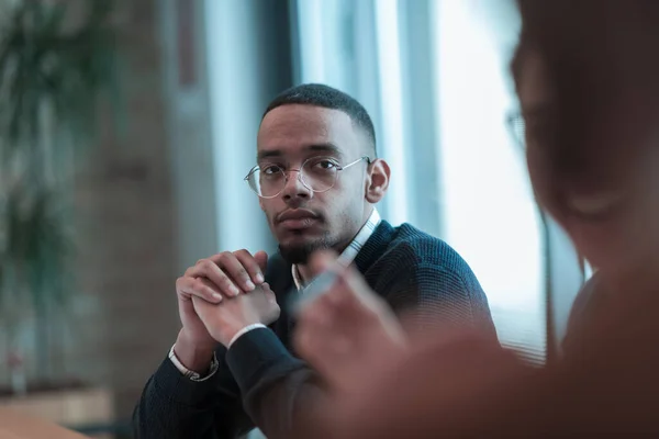 Équipe couronnée de succès. Groupe de jeunes gens d'affaires multiethniques travaillant et communiquant ensemble dans un bureau créatif. Concentration sélective — Photo