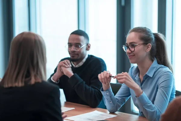 Un equipo exitoso. Grupo de jóvenes empresarios multiétnicos que trabajan y se comunican en una oficina creativa. Enfoque selectivo — Foto de Stock