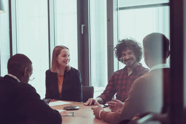 Succesvol team. Groep jonge zakenmensen die samenwerken en communiceren in creatief kantoor. Selectieve focus — Stockfoto