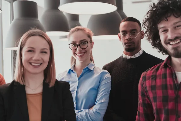 Retrato del exitoso equipo creativo de negocios mirando a la cámara y sonriendo. Diversos empresarios de pie juntos en la puesta en marcha. Enfoque selectivo —  Fotos de Stock