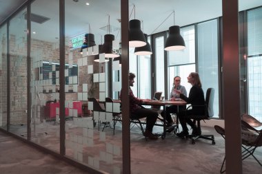 Başarılı bir takım. Yaratıcı ofiste çalışan ve iletişim kuran bir grup çok ırklı genç iş adamı. Seçici odak 