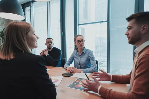 Squadra di successo. Gruppo di giovani imprenditori multietnici che lavorano e comunicano insieme in un ufficio creativo. Focus selettivo — Foto Stock