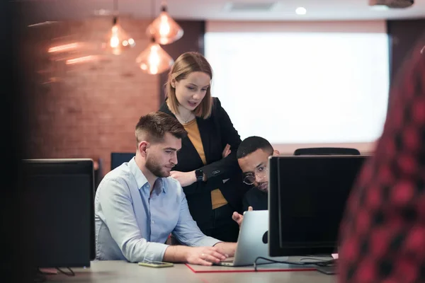 Un equipo exitoso. Grupo de jóvenes empresarios que trabajan y se comunican en una oficina creativa. Enfoque selectivo — Foto de Stock