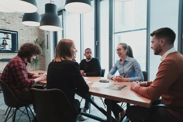 Successful team. Group of young multi-ethnic business people working and communicating together in creative office. Selective focus — Stock Photo, Image