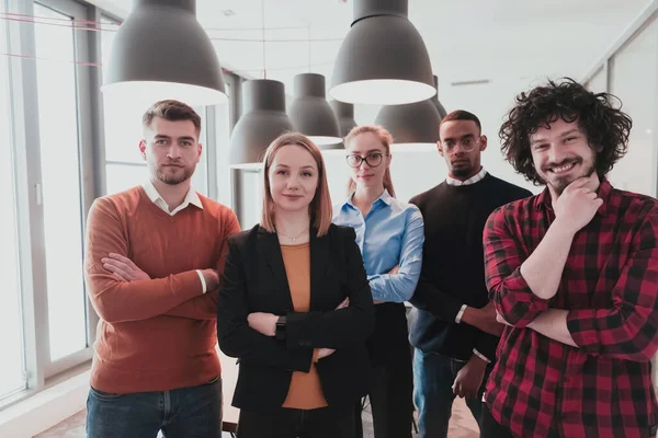 Portret van succesvolle creatieve business team kijken naar camera en glimlachen. Diverse zakenmensen staan bij het opstarten bij elkaar. Selectieve focus — Stockfoto