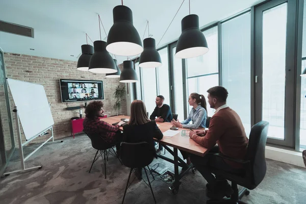 Equipa de sucesso. Grupo de jovens empresários multi-étnicos que trabalham e se comunicam em conjunto no escritório criativo. Foco seletivo — Fotografia de Stock