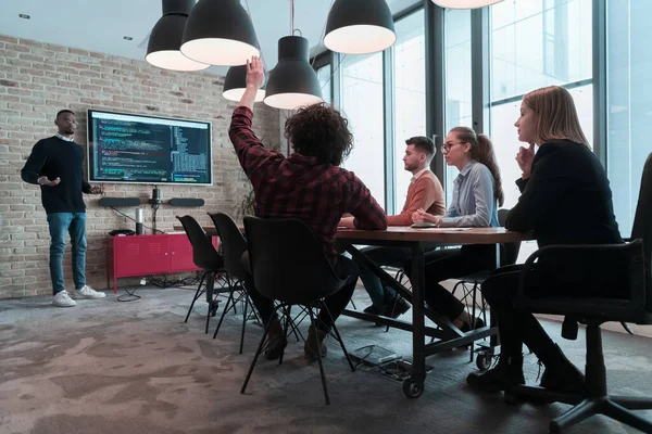 Führungspersönlichkeiten halten eine Geschäftspräsentation bei einer Besprechung im Büro, Businesscoach Mentor erklärt Diagramm an Bord Corporate Group Workshop-Schulungen im Sitzungssaal. Selektiver Fokus — Stockfoto