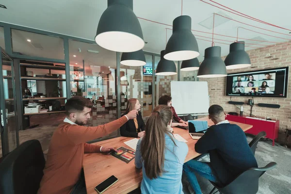 Equipa de sucesso. Grupo de jovens empresários multi-étnicos que trabalham e se comunicam em conjunto no escritório criativo. Foco seletivo — Fotografia de Stock