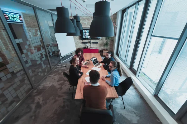 Vue d'ensemble de jeunes gens d'affaires multiethniques travaillant et communiquant ensemble dans un bureau créatif. Concentration sélective — Photo