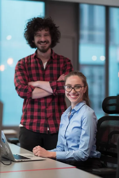 Mujer de negocios sonriente con experiencia en el trabajo en la formación de proyectos de negocios coaching hombre compañero de trabajo, agradable asesor consultor cualificado dama ayudar a los clientes masculinos en el ordenador portátil — Foto de Stock