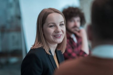 Başarılı bir takım. Yaratıcı ofiste çalışan ve iletişim kuran bir grup çok ırklı genç iş adamı. Seçici odak 