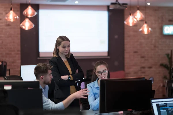 Geschäftsleute-Team in der Arbeit an Business-Projekt-Schulung Coaching Mann Mitarbeiter erfahren, angenehme Dame qualifizierter Berater Berater Unterstützung männlichen Kunden am Computer. Stockbild