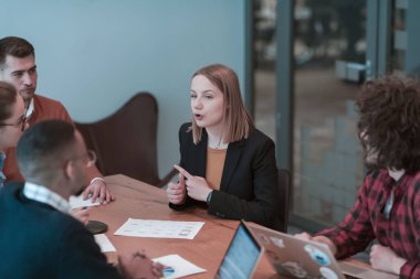 Başarılı bir takım. Yaratıcı ofiste çalışan ve iletişim kuran bir grup çok ırklı genç iş adamı. Seçici odak 