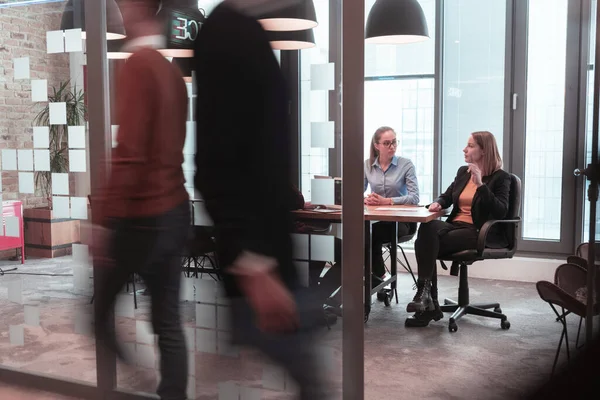 Équipe couronnée de succès. Groupe de jeunes gens d'affaires qui travaillent et communiquent ensemble dans un bureau créatif. Concentration sélective — Photo