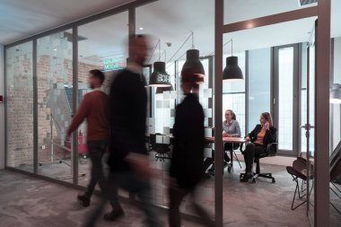 Başarılı bir takım. Yaratıcı ofiste çalışan ve iletişim kuran bir grup çok ırklı genç iş adamı. Seçici odak 