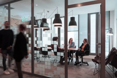 Başarılı bir takım. Yaratıcı ofiste çalışan ve iletişim kuran bir grup çok ırklı genç iş adamı. Seçici odak 