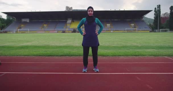 Bohaterski portret osoby niepełnosprawne sport whit kobiet trener noszenie hidżab po treningu na lekkoatletyce tor sportowy. — Wideo stockowe
