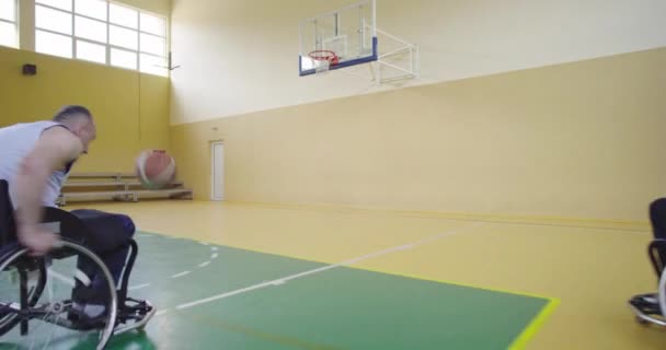 現代のホールでバスケットボールをしている障害者 — ストック動画
