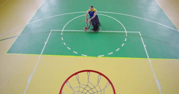 Top vista tiro de pessoa com deficiência jogando basquete no salão moderno. — Vídeo de Stock