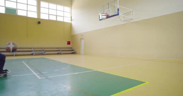 Personas con discapacidad jugando baloncesto en la sala moderna — Vídeo de stock