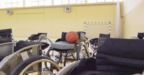 Wyposażenie wózków inwalidzkich i piłka umieszczona na arenie przed grą — Wideo stockowe