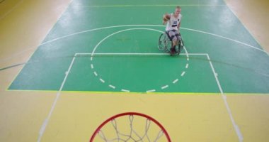 Modern salonda basketbol oynayan engelli şahsın en iyi görüntüsü..