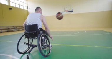 Modern salonda basketbol oynayan engelli bir insan.
