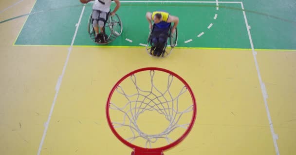 現代のホールでバスケットボールをしている障害者のトップビュー — ストック動画