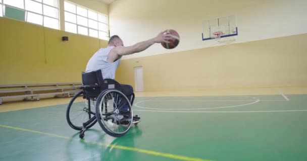 Людина з обмеженими можливостями грає в баскетбол в сучасному залі — стокове відео