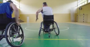 Modern salonda basketbol oynayan engelli insanlar