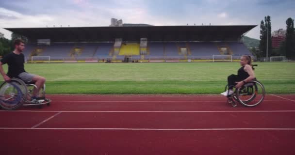 Hero portrét záběr postižených sportovců na sportovní atletické dráze. — Stock video