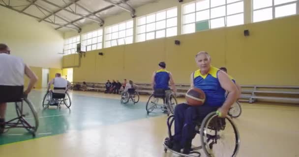 Osoby niepełnosprawne grające w koszykówkę w nowoczesnej hali — Wideo stockowe