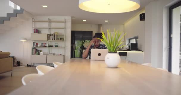 Africano empresário americano fazendo videochamada conferência on-line usando smartphone e laptop. masculino call center agente, gerente tendo distância webcam reunião em um moderno home office — Vídeo de Stock