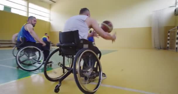 Osoby se zdravotním postižením hrát basketbal v moderní hale — Stock video