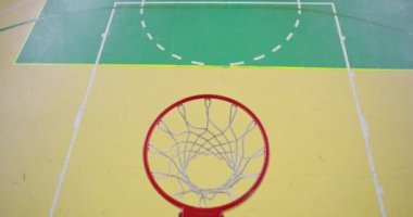 Modern salonda basketbol oynayan engelli insanların en iyi görüntüsü.