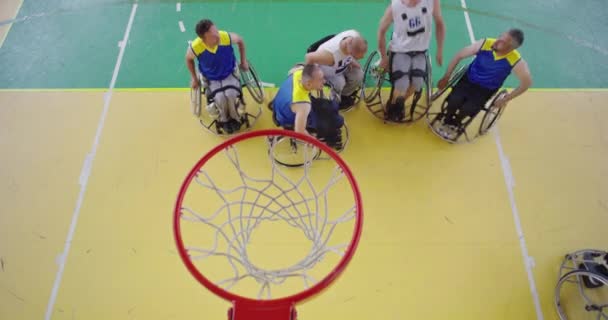 現代のホールでバスケットボールをしている障害者のトップビュー — ストック動画