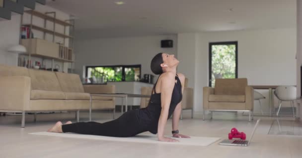 Hermosa chica usando Smartphone después del entrenamiento de fitness en casa. Determinado tamaño más mujer usando Fitness Tracker, Aplicación de ejercicios de yoga, Navegar artículos de salud en línea, Publicar en Internet — Vídeo de stock