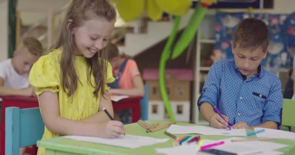 Schulkinder während eines Kunstunterrichts — Stockvideo