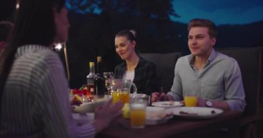 Bisikletli bir adam evde egzersiz yapıyor. Coronavirus Covid19 tecridi sırasında çevrimiçi bisiklet yarışı oynuyor. Yeni normal kavram.