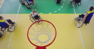 Modern salonda basketbol oynayan engelli insanların en iyi görüntüsü.