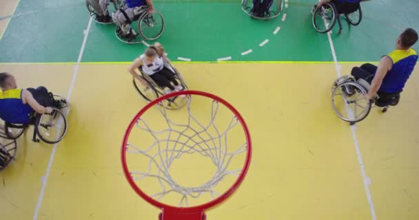 Aufnahme von oben von Menschen mit Behinderungen beim Basketballspielen in der modernen Halle — Stockvideo