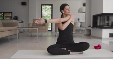 Evde spor yaptıktan sonra akıllı telefon kullanan güzel bir kız. Belirlenmiş Artı Boyut Kadın Fitness İzleyicisi, Yoga Egzersizleri Uygulaması, Çevrimiçi Sağlık Makaleleri Taraması, İnternet 'te Gönderme