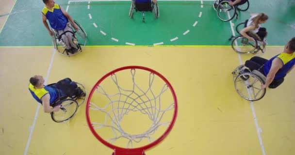 Vue de dessus des personnes handicapées jouant au basketball dans le hall moderne — Video