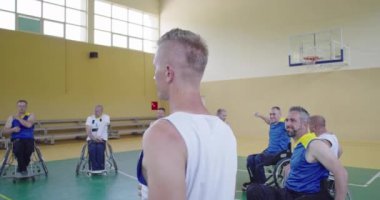 Modern salonda basketbol maçından önce gerinen engelli insanlar. Yavaş çekim 