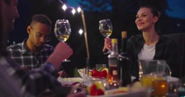 Bisikletli bir adam evde egzersiz yapıyor. Coronavirus Covid19 tecridi sırasında çevrimiçi bisiklet yarışı oynuyor. Yeni normal kavram.