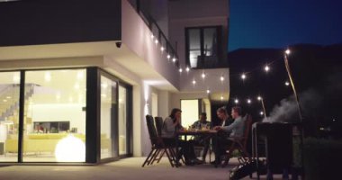 Bisikletli bir adam evde egzersiz yapıyor. Coronavirus Covid19 tecridi sırasında çevrimiçi bisiklet yarışı oynuyor. Yeni normal kavram.