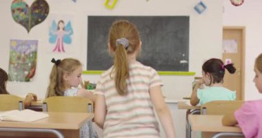 İlköğretim Okulu Bilim Sınıfı: Coşkulu Öğretmen Kimyayı Çeşitli Çocuklar Grubu 'na Açıkladı, Küçük Çocuk Kimyasalları Beakers' a Karıştırdı. Çocuklar Faiziyle Öğrenin